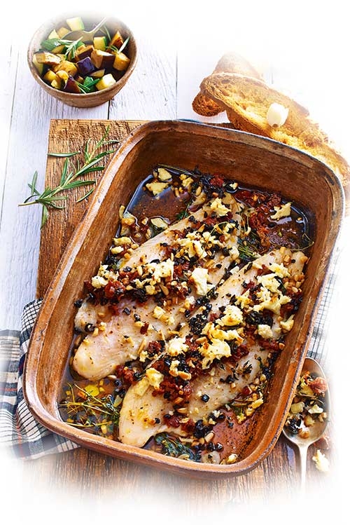 Pangasiusfilet mit Tomaten-Oliven-Feta-Kruste und mediterranem Gemüse